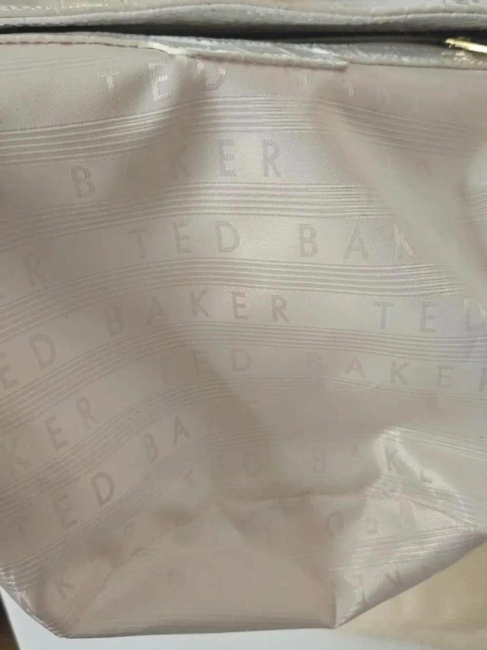 NWOT Ted Baker Maisee White Croc Embossed Bucket Bag with Gold O-Ring Handle